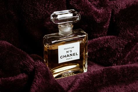 chanel profumi foto bianco e nero|CHANEL.